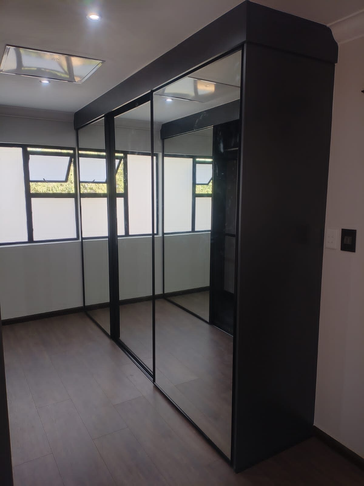 Mirrored built-in sliding wardrobe